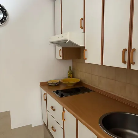 شقة Cozy With Free Parking In Sleeps 4