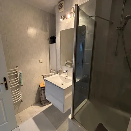 Cozy With Free Parking In Sleeps 4 *
